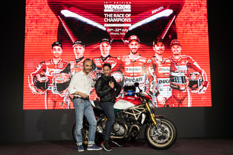 Claudio Domenicali, AD Ducati Motor Holding, sul palco con Andrea Dovizioso e il Monster 1200 25° Anniversario