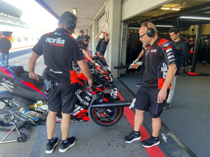 El Aprilia Racing Team trabaja en el box