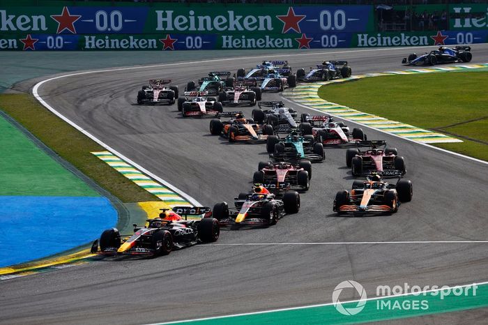 Max Verstappen, Red Bull Racing RB18, Sergio Pérez, Red Bull Racing RB18, Lando Norris, McLaren MCL36, Charles Leclerc, Ferrari F1-75, Carlos Sainz, Ferrari F1-75, el resto en la salida