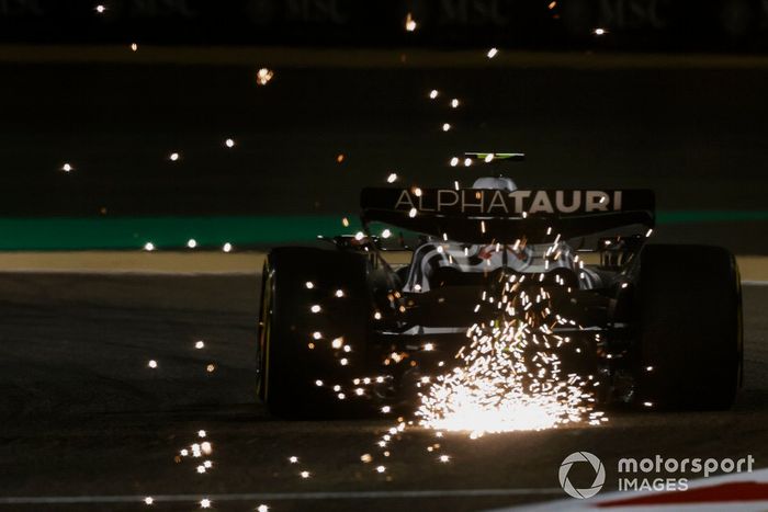 Yuki Tsunoda, AlphaTauri AT04, echa chispas