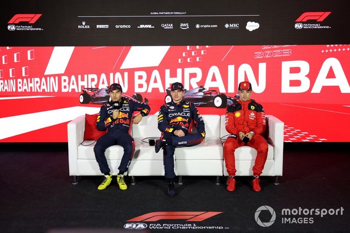 Sergio Pérez, Red Bull Racing, el hombre de la pole Max Verstappen, Red Bull Racing, Charles Leclerc, Scuderia Ferrari, en la rueda de prensa posterior a la clasificación.