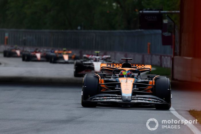 Oscar Piastri, McLaren MCL60, Nico Hulkenberg, Haas VF-23