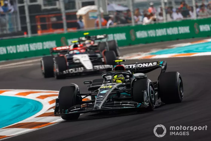 Lewis Hamilton, Mercedes F1 W14, Yuki Tsunoda, AlphaTauri AT04
