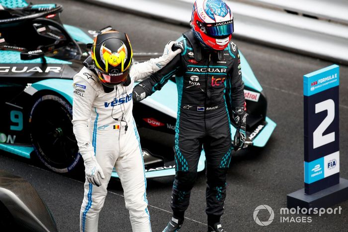 Stoffel Vandoorne, Mercedes-Benz EQ, 1ª posición, Mitch Evans, Jaguar Racing, 2ª posición, se felicitan mutuamente en Parc Ferme