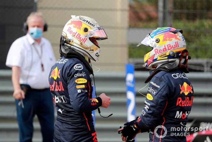 Max Verstappen, Red Bull Racing, 1ª posición, Sergio Pérez, Red Bull Racing, 3ª posición, conversan en el Parc Ferme tras la Carrera Sprint