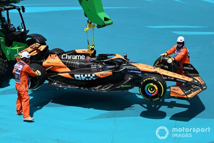 Los comisarios retiran el coche de Lando Norris, McLaren MCL38, después de que hiciera un trompo en la primera vuelta