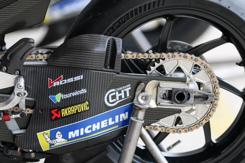 La fourche et le pneu arrière en fibre de carbone pour Alex Marquez, Gresini Racing