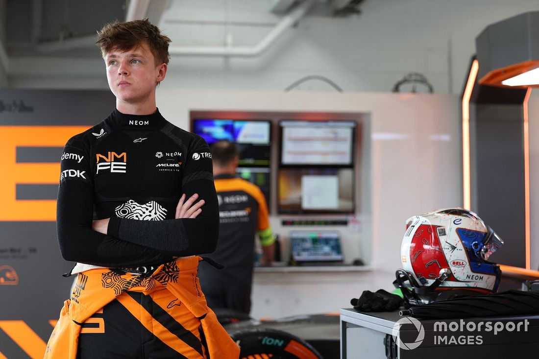 Taylor Barnard , NEOM McLaren Formula E Team observa en el garaje