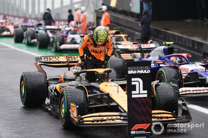 El hombre de la pole Lando Norris, McLaren F1 Team, llega al Parc Ferme