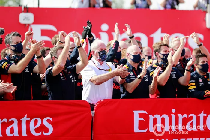Christian Horner, Director de Equipo, Red Bull Racing, Helmut Marko, Consultor, Red Bull Racing, Adrian Newey, Director Técnico, Red Bull Racing, y el equipo Red Bull celebran