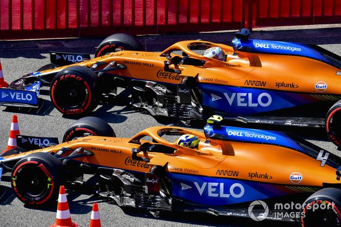 Lando Norris, McLaren MCL35M, Daniel Ricciardo, McLaren MCL35M, en Parc Ferme después de la clasificación
