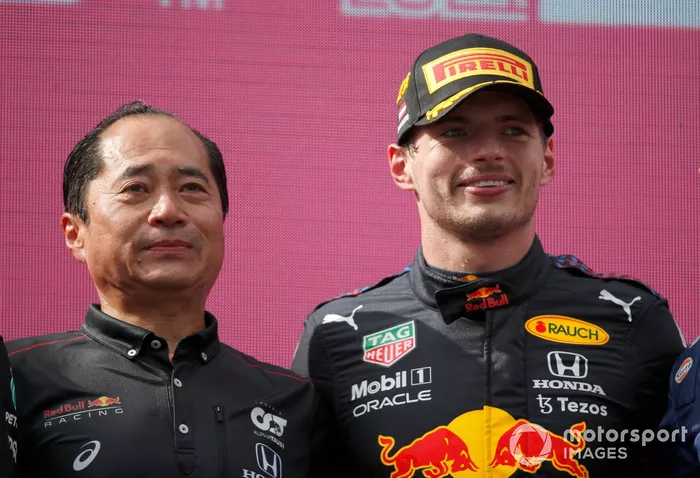 Podio: Toyoharu Tanabe, Director técnico F1 Honda, ganador Max Verstappen, Red Bull Racing