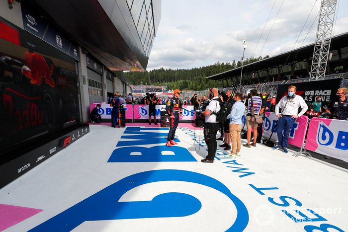 Ganador Max Verstappen, Red Bull Racing, en Parc Ferme