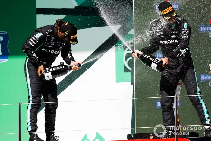 Podio: ganador de la carrera Lewis Hamilton, Mercedes, y el tercer lugar Valtteri Bottas, Mercedes