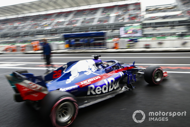 Brendon Hartley, Toro Rosso STR13, leaves the garage