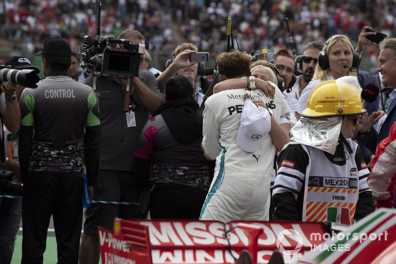 2018 F1 Dünya Şampiyonu Lewis Hamilton, Mercedes AMG F1 ve Angela Cullen, PA, physio , parc ferme