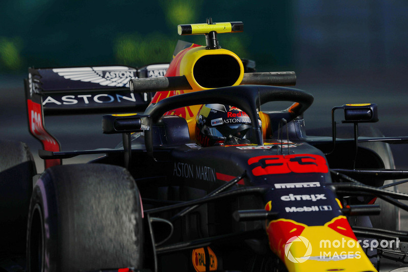 Verstappen deja un rastro de humo al salir de boxes en los libres
