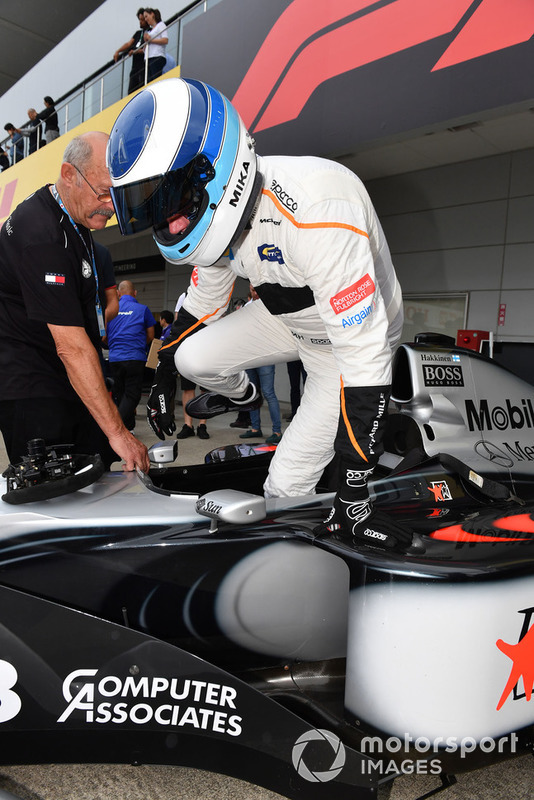 McLaren MP4/13 та Міка Хаккінен перед Гонкою легенд на честь 30-річчя Гран Прі Японії
