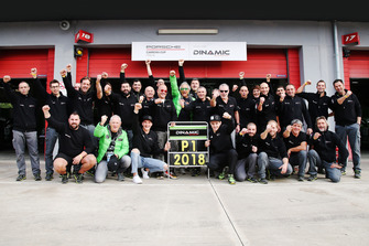 Il team Dinamic Motorsport festeggia la vittoria del Titolo 2018