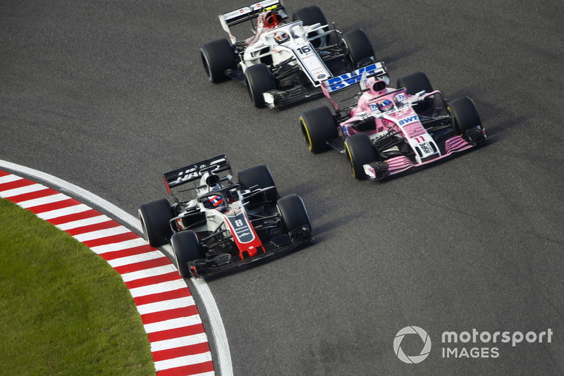 Romain Grosjean, Haas F1 Team VF-18, Sergio Perez, Racing Point Force India VJM11 y Charles Leclerc, Sauber C37