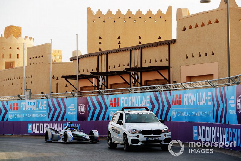 Felipe Massa, Venturi Formula E, Venturi VFE05, returns to the pits via a tow truck