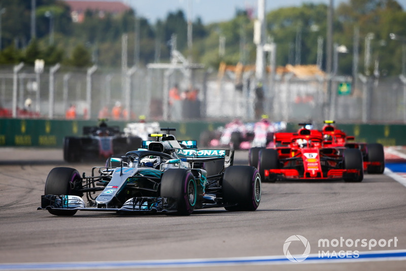 Valtteri Bottas, Mercedes AMG F1 W09, devant Sebastian Vettel, Ferrari SF71H