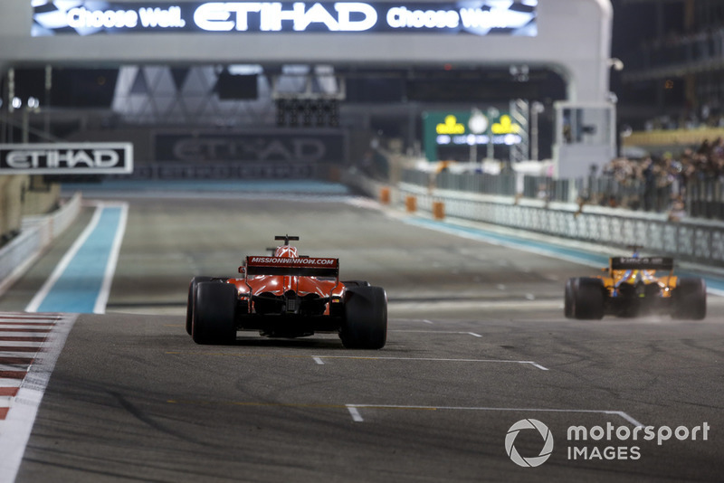 Sebastian Vettel, Ferrari SF71H y Fernando Alonso, McLaren MCL33