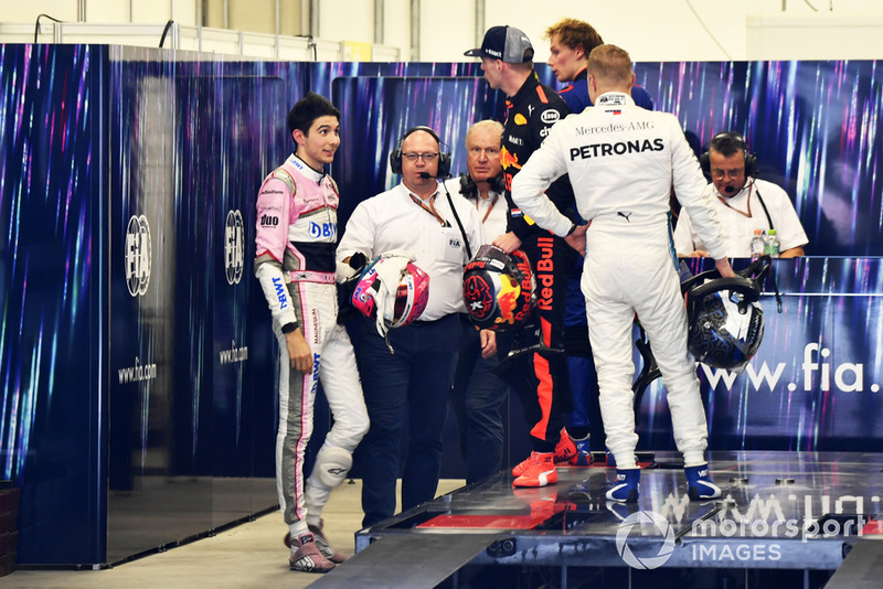 Max Verstappen, Red Bull Racing y Esteban Ocon, Racing Point Force India discuten en la sala de pesaje de la FIA ante la mirada de Bottas y Hartley