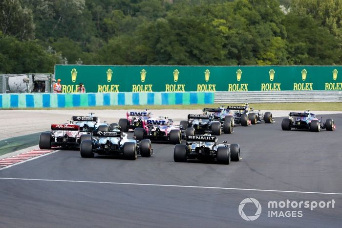 Nico Hulkenberg, Renault F1 Team R.S. 19, lidera Alexander Albon, Toro Rosso STR14, Daniil Kvyat, Toro Rosso STR14, Kevin Magnussen, Haas F1 Team VF-19, Sergio Pérez, Racing Point RP19, Lance Stroll, Racing Point RP19, y el resto en la salida