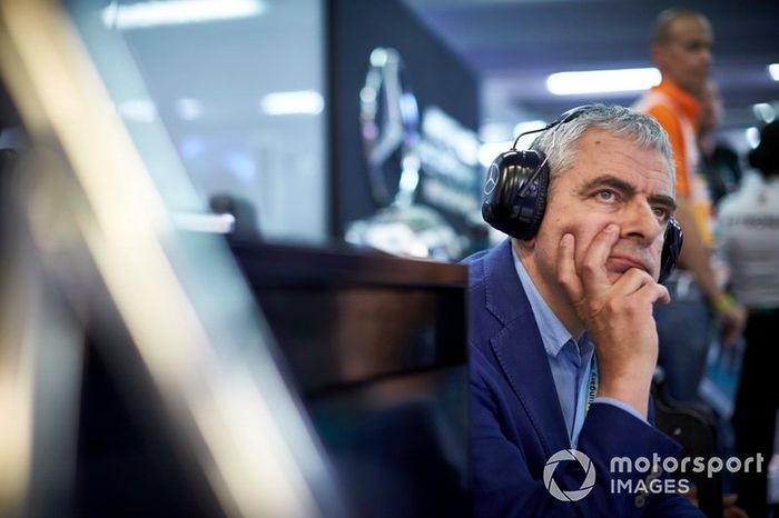 El actor Rowan Atkinson en el garaje de Mercedes