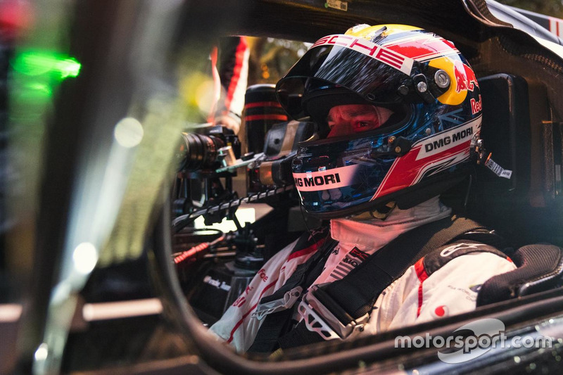 Mark Webber with the Porsche 919 Hybrid LMP1 in London