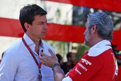 Toto Wolff, Mercedes AMG F1 accionista y Director Ejecutivo, con Maurizio Arrivabene, director del e