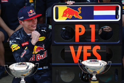 Max Verstappen, Red Bull Racing, con la sua pit board dopo aver vinto il GP di Spagna