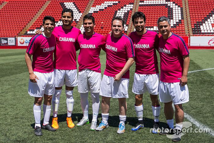 Sergio Pérez juega futbol