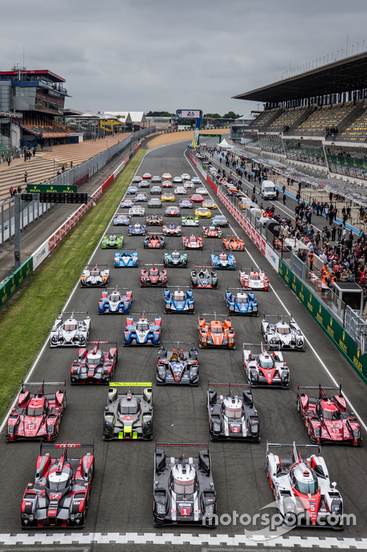 La sesión de fotos tradicional de los autos de Le Mans