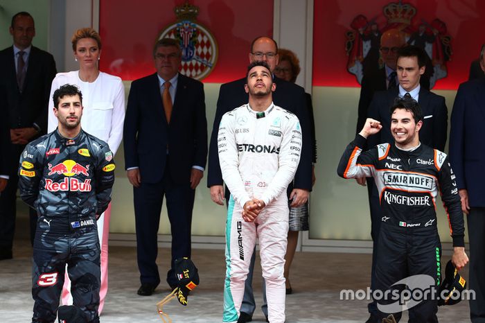 Podio: Daniel Ricciardo, Red Bull Racing segundo lugar; Lewis Hamilton, Mercedes AMG F1 ganador de la carrera y Sergio Pérez, Sahara Force India F1tercero