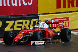 Kimi Raikkonen, Scuderia Ferrari SF16-H verliest zijn voorvleugel