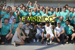 Winner Lewis Hamilton, Mercedes AMG F1 Team, second place Nico Rosberg, Mercedes AMG F1 Team celebrate with the team