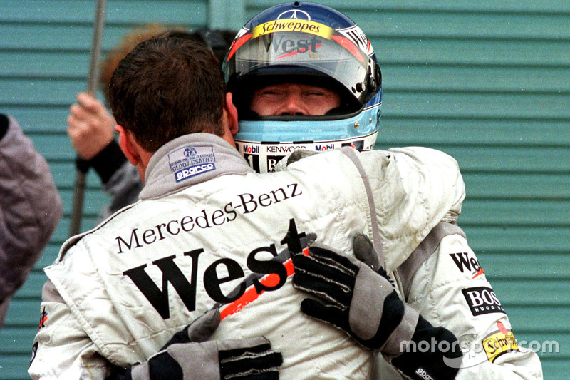 David Coulthard, McLaren, félicite son équipier et nouveau champion du monde Mika Hakkinen, McLaren