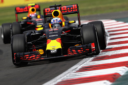 Daniel Ricciardo, Red Bull Racing RB12; Max Verstappen, Red Bull Racing RB12
