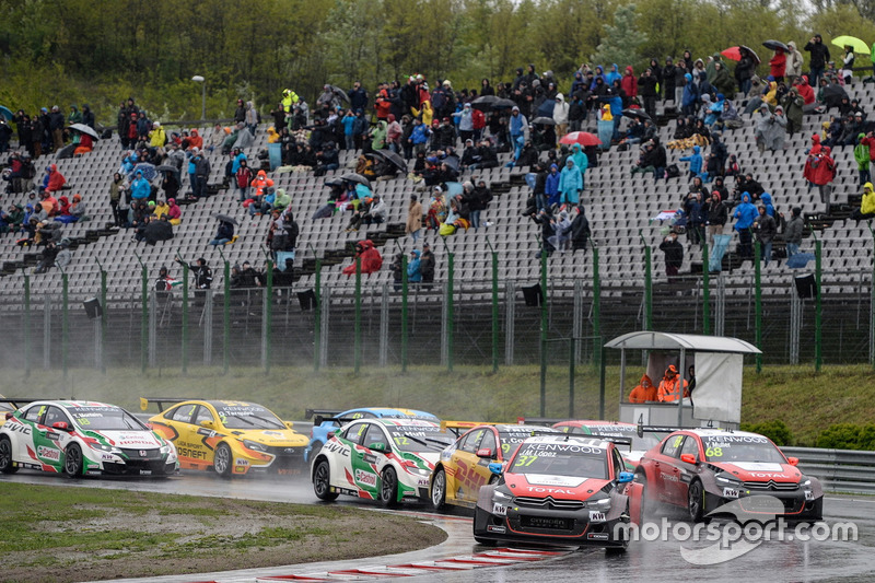 Start of the race, José María López, Citroën World Touring Car Team, Citroën C-Elysée WTCC leads