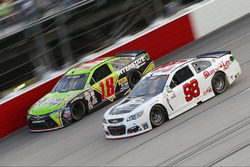Kyle Busch, Joe Gibbs Racing Toyota, Cole Whitt, Premium Motorsports Chevrolet