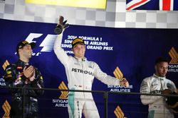 El podio: Daniel Ricciardo, Red Bull Racing, segundo; Nico Rosberg, de Mercedes AMG F1 ganador y Lew