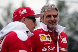 (L naar R): Kimi Raikkonen, Ferrari, met Maurizio Arrivabene, Ferrari teambaas