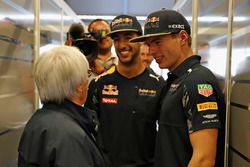 Bernie Ecclestone habla con Max Verstappen, Red Bull Racing, Daniel Ricciardo, Red Bull Racing