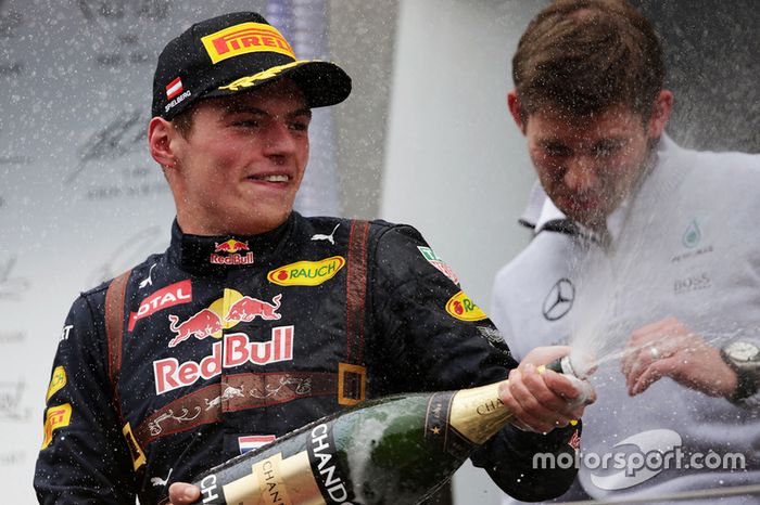 Max Verstappen, Red Bull Racing festeggia il suo secondo posto sul podio