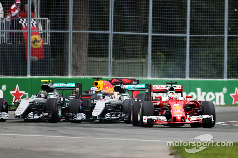 Sebastian Vettel, Ferrari SF16-H precede Lewis Hamilton, Mercedes AMG F1 W07 Hybrid e Nico Rosberg, 