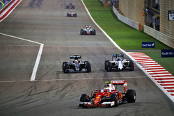 Kimi Raikkonen, Ferrari SF16-H, Lewis Hamilton, Mercedes AMG F1 Team W07 y Valtteri Bottas, Williams