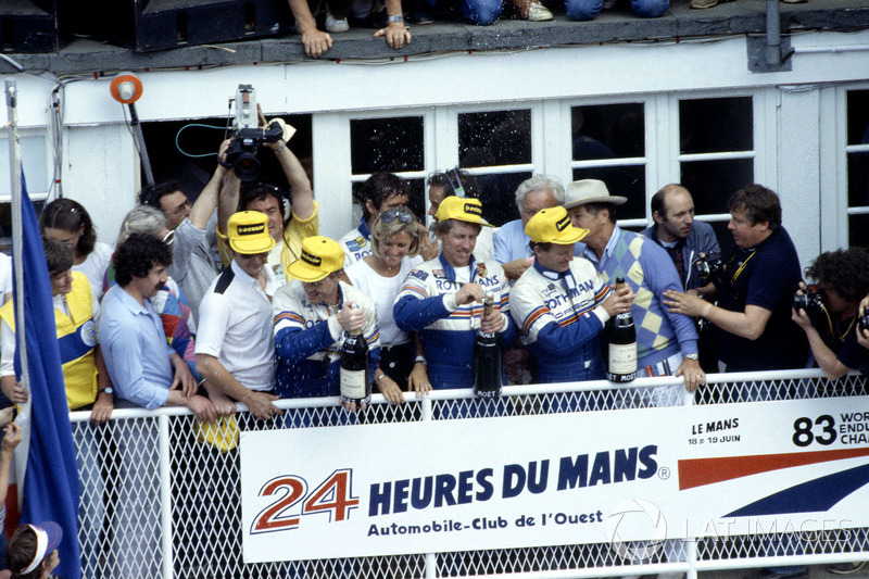 Podio: ganadores de la carrera Al Holbert, Hurley Haywood, Vern Schuppan, Porsche 956