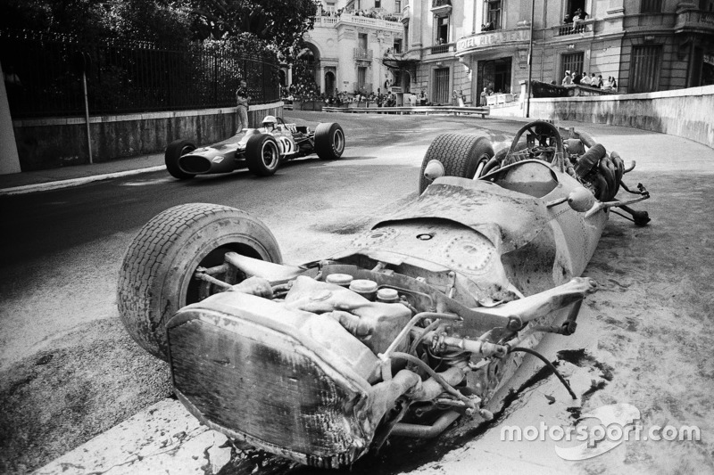 1968 - Denny Hulme, McLaren-Cosworth M7A dépasse la BRM P133 détruite de Pedro Rodriguez
